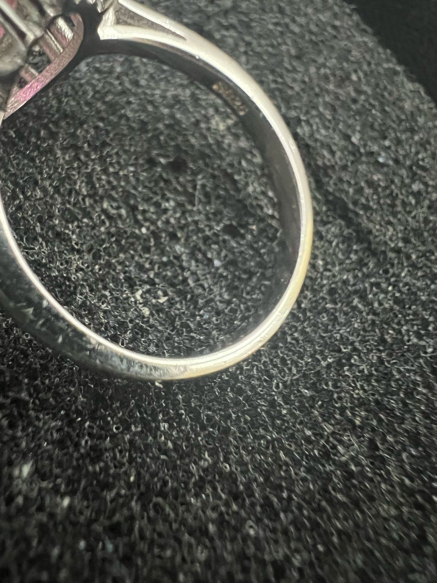Anello di zirconi