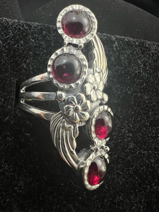 Anello floreale granato