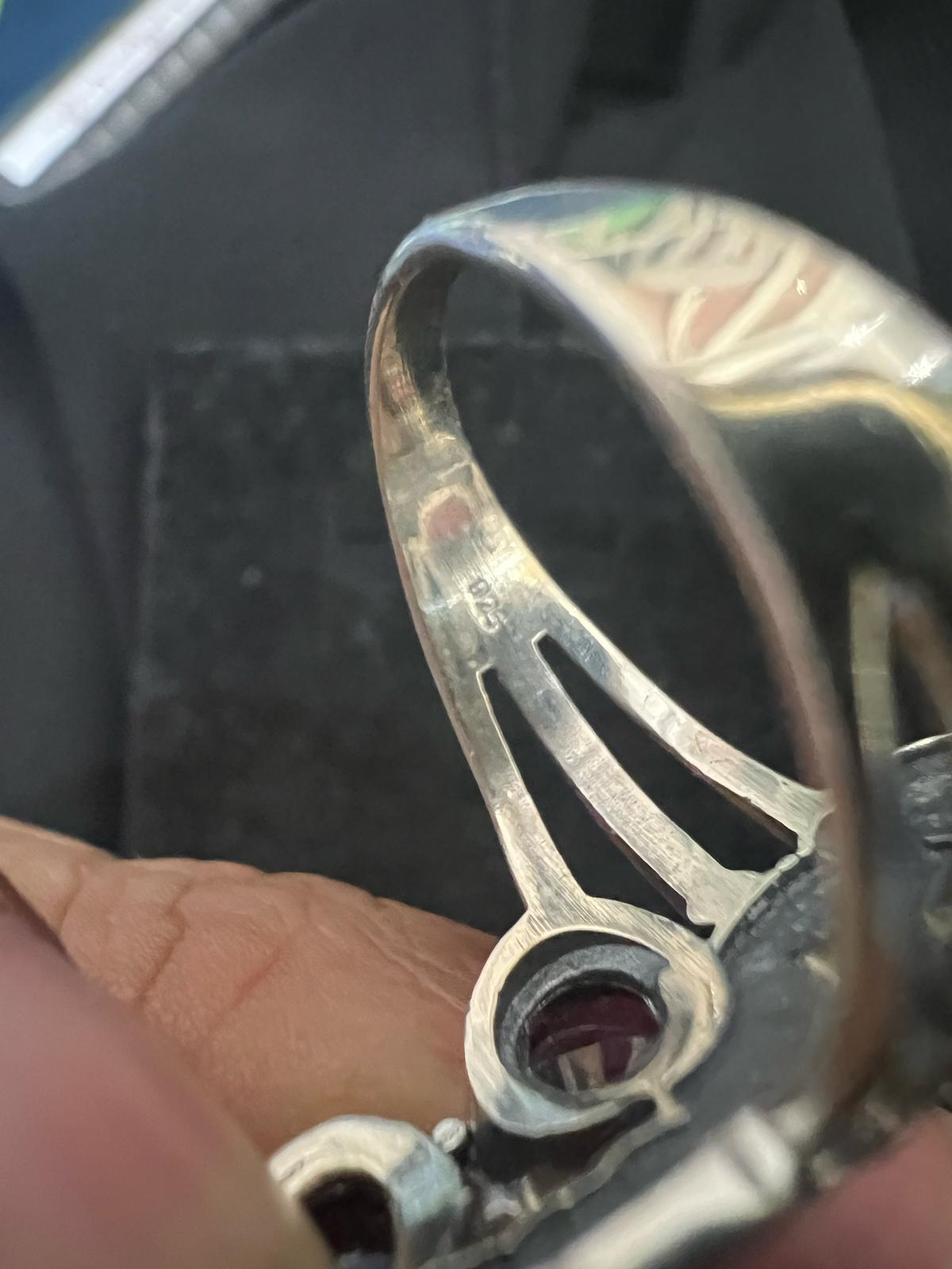 Anello floreale granato